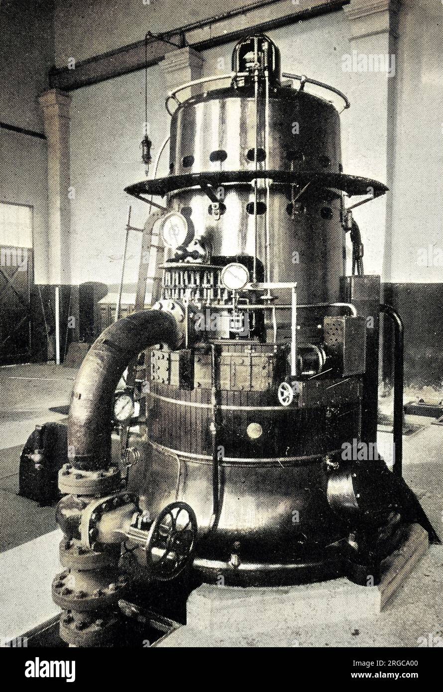 Foto einer Curtis Vertical Turbine im Kraftwerk der British Thomson-Houston Company, Rugby, Februar 1904. Die von Curtis, einem New Yorker Ingenieur, entworfene Turbine Unterschied sich von früheren Parsons Turbinen durch eine vertikale statt einer horizontalen Welle. Stockfoto