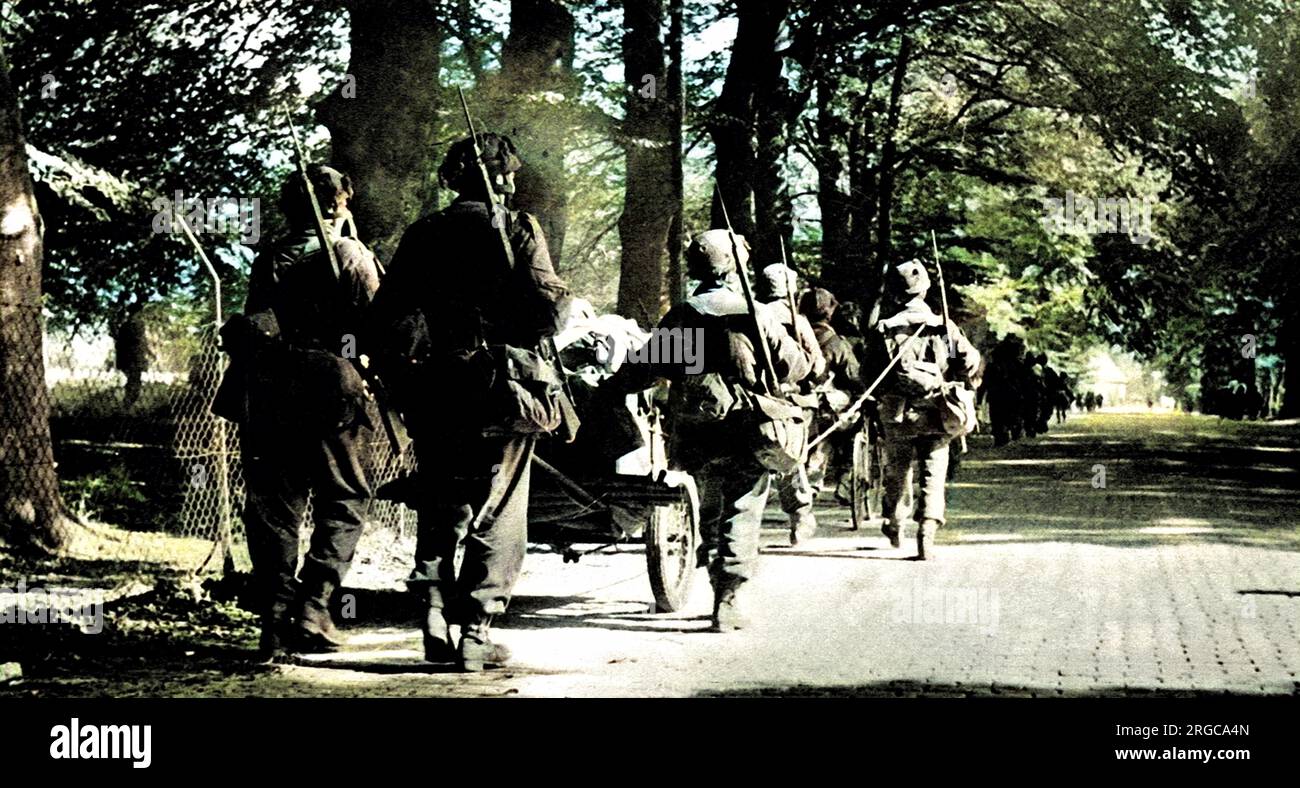 Soldaten der British First Airborne Division marschierten mit ihren Waffen und Ausrüstung nach der Landung außerhalb der Stadt am 1944. September nach Arnheim. Am 17. September 1944 wurde die Operation "Market Garden" in die Tat umgesetzt; ein mutiger Plan, den Feldmarschall Montgomery entworfen hatte, um tausende von Luftstreitkräften nach Holland abzusetzen, um eine Invasionsroute nach Deutschland zu erobern. Die britische First Airborne, die amerikanische 81.- und 101.-Division nahmen an dem Plan Teil, der letztendlich erfolglos war. Stockfoto