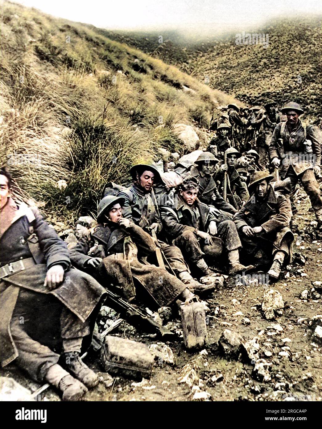 Eine Gruppe britischer Infanterie macht eine Pause, nahe Monte Camino, Italien, 1943. Diese Einheit war gerade in sechs Tage andauernder Kämpfe verwickelt und stürmte stark verteidigte deutsche Positionen auf Monte Camino und Monte Maggiore. Stockfoto