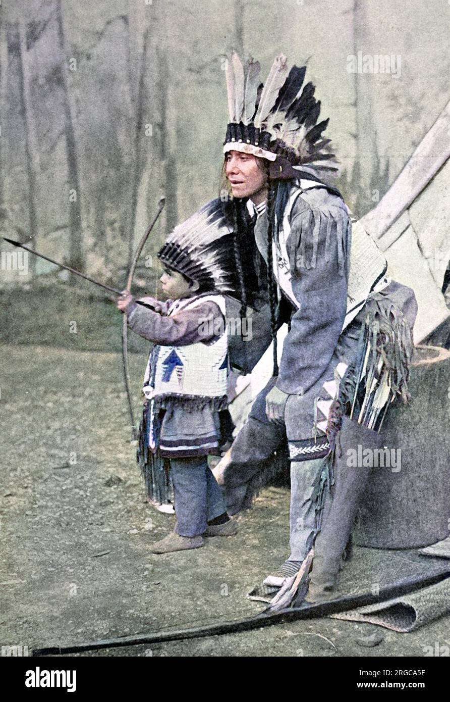 Indianischer Vater und Sohn mit Pfeil und Bogen. Stockfoto