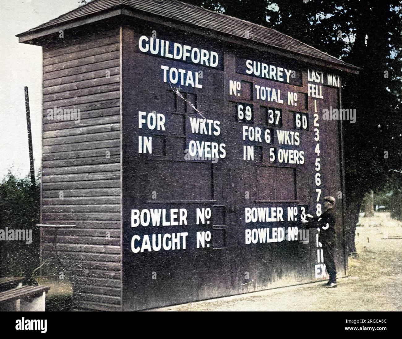 Das Foto zeigt die Anzeigetafel auf dem Guildford Cricket Ground, Veranstaltungsort des Spiels Surrey gegen Hampshire County Cricket 1938. Das Design dieser Anzeigetafel wurde vom Sydney Cricket Ground, New South Wales, Australien, kopiert und damals als „Anzeigetafel De Luxe“ beschrieben. Stockfoto