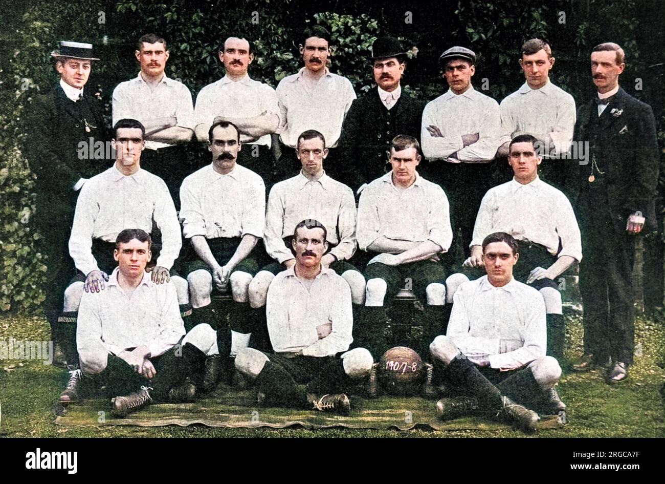 Foto des Fußballteams der Wolverhampton Wanderers in der Saison 1907-1908. Die abgebildeten Spieler sind: Hintere Reihe, von links nach rechts: W. Shepherd (Regisseur), W. Wooldridge (Kapitän), J. Jones, K. Hunt, J. Addinbroke Lee (Sekretär), T. Lunn, Harrison, A.J. Evans (Vorsitzender). Mittlere Reihe, von links nach rechts: Ward, Hedley, J.H. Jones, Radford, Pedley. Erste Reihe, von links nach rechts: Bishop, Collins, Shelton. Stockfoto