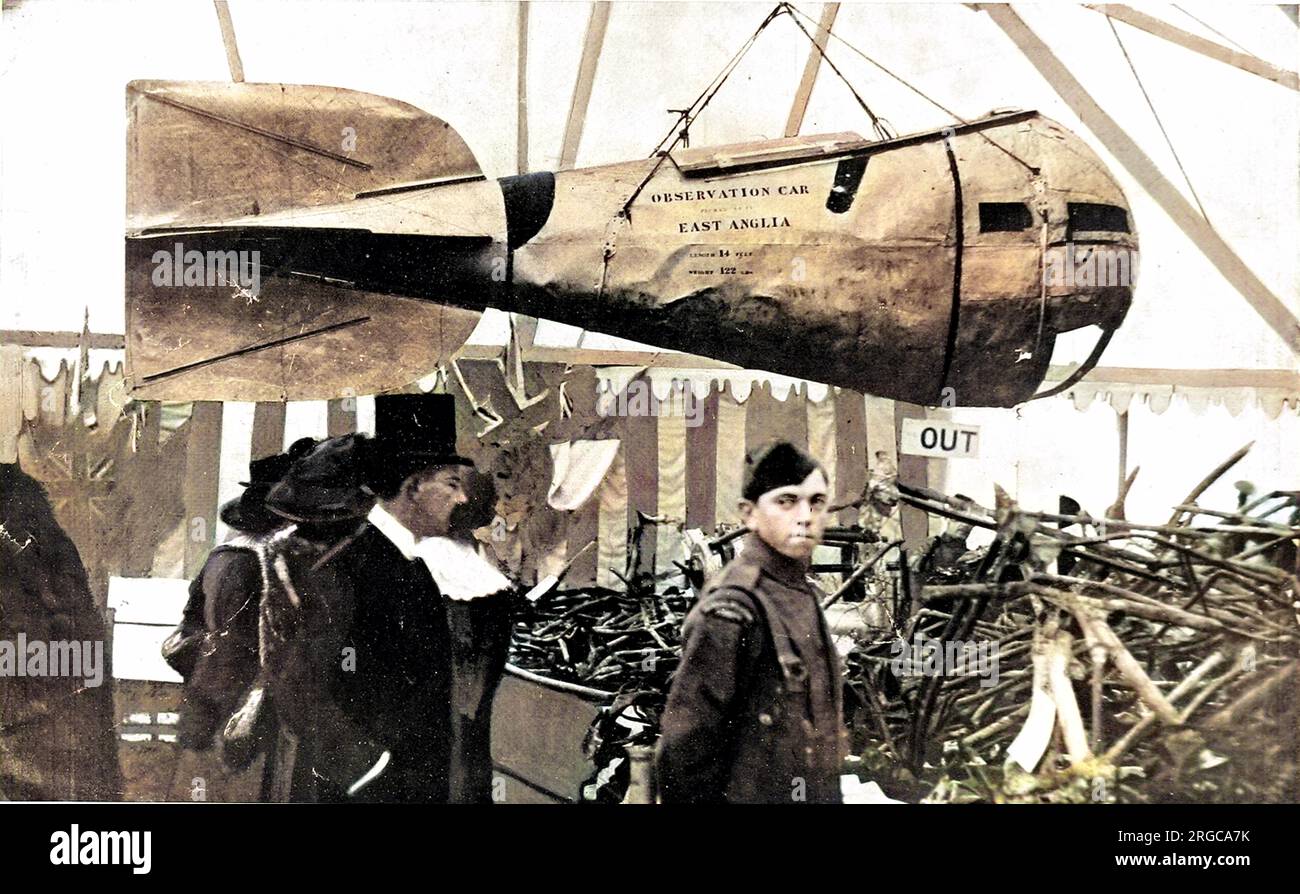 Ein deutscher Zeppelin-Beobachtungswagen fotografierte im Rahmen einer öffentlichen Ausstellung von Trümmern aus ganz Großbritannien. Das Aluminiumüberwachungsauto wurde an Kabeln unter dem Zeppelin aufgehängt und die beiden durch ein Telefonkabel miteinander verbunden, sodass die Crew den Boden sehen konnte, während das Luftschiff selbst in großer Höhe verborgen blieb. Stockfoto