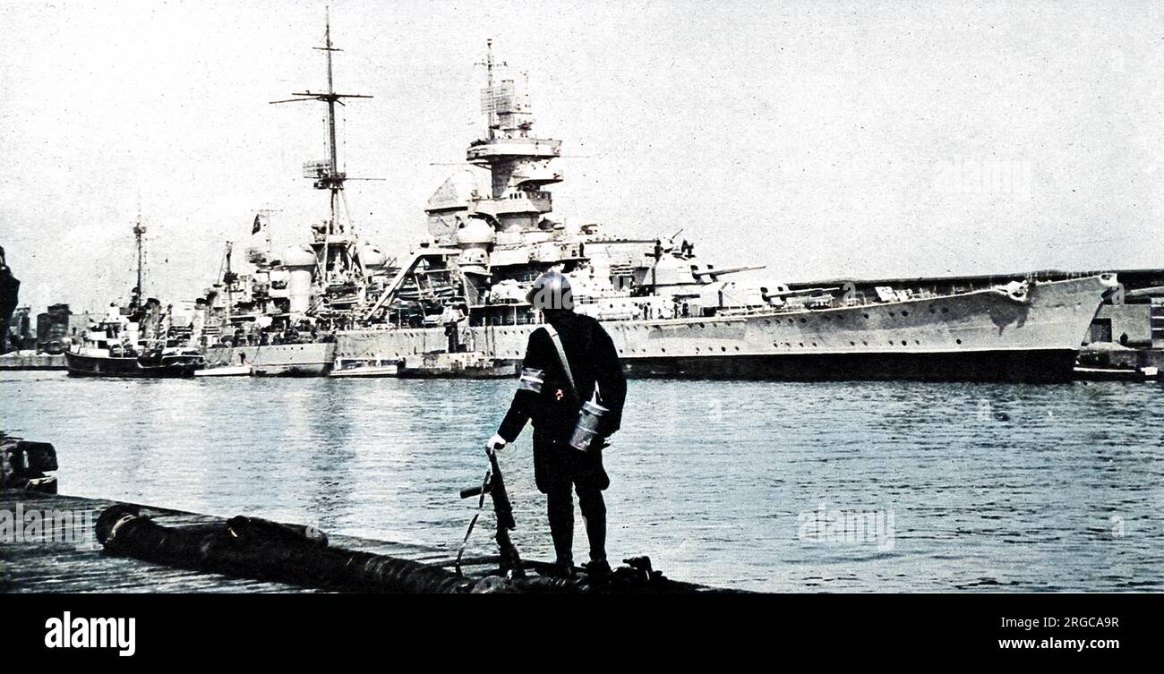 Das Foto zeigt den deutschen Kreuzer "Prinz Eugen" unter dänischer Wache im Hafen von Kopenhagen, nachdem sie sich am 9. Mai 1945 der Königlichen Marine ergeben hatte. Stockfoto