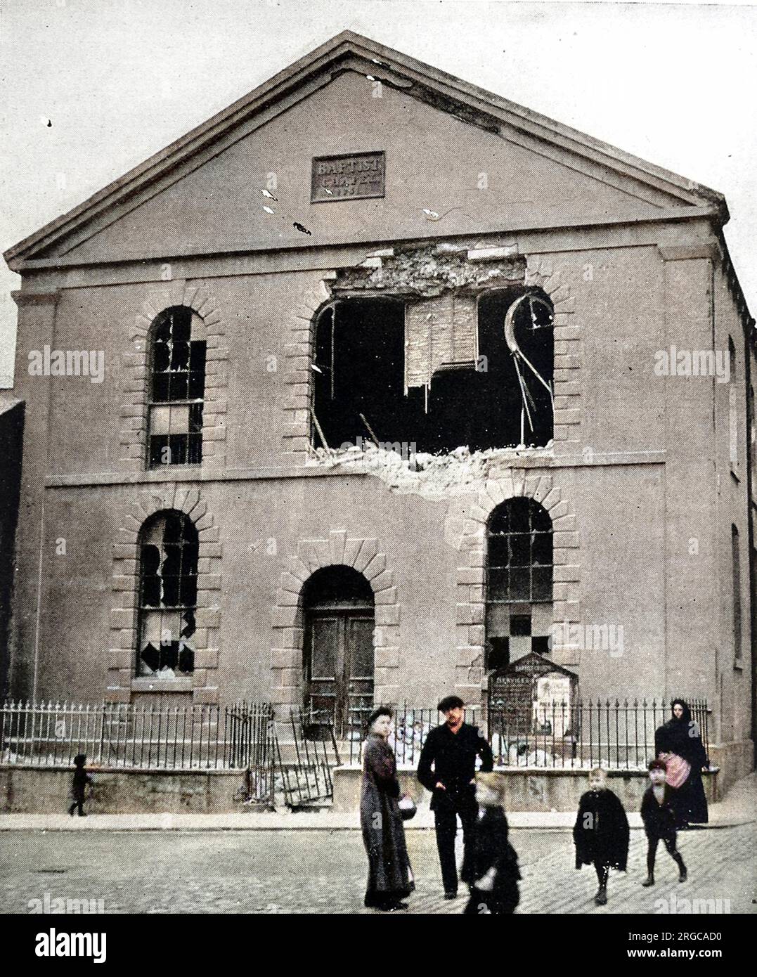 Die Baptist Chapel in Hartlepool (jetzt in einer Gegend namens Headland und manchmal auch bekannt als Old Hartlepool), an der Ecke Baptist Street und Regent Street (mit dem Fotografen auf der Prissick Street). Die Kapelle wurde 1852 aus Stein erbaut, der im Vorgewende abgebaut wurde, und wurde kurz nach 1914 abgerissen, da sie nach dem Angriff als unreparabel galt. Auf dem Gelände wurde eine neue Kapelle errichtet, die als Gedächtniskirche für die Bombardierung benannt wurde, um die Mitglieder der Kirche zu gedenken, die an diesem Tag getötet wurden, einschließlich der Sekretärin der Sonntagsschule und sieben der Kinder. Stockfoto