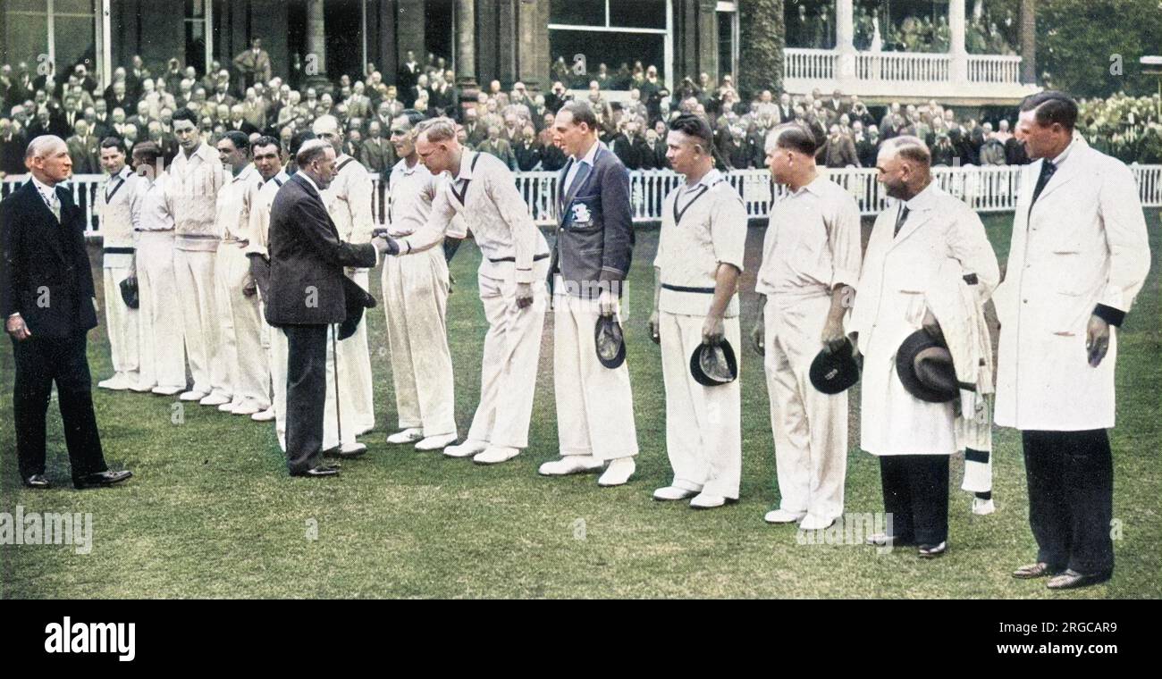 König George V., begleitet von Lord Cromer, dem Präsidenten des M.C.C, und Mr. R.E.S. Wyatt, dem Captain, schüttelt den englischen Kricketspielern bei Lord's die Hand. Von links nach rechts: Mr. C.F Walters, H. Sutcliffe, Mr. K Farnes, W. R. Hammond, L.E. G. Ames, G. Geary, H. Verity, W.E Bowes(shaking Hands), M.S Nichols (Twelve man), M. Leyland, E. Hendren, und die beiden Schiedsrichter, Hardstaff und Chester. Das Team gewann das erste Testspiel bei Lord's seit 1896. Stockfoto