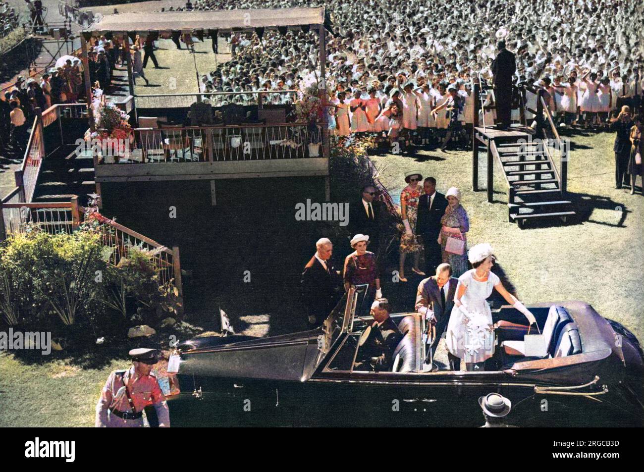 Königin Elizabeth II. Und Prinz Philip verlassen die Rennbahn im Victoria Park in Adelaide, nachdem ein Chor mit 3000 Kindern australische Lieder gesungen hat. Weitere 70.000 Kinder nahmen an der Veranstaltung Teil. Stockfoto