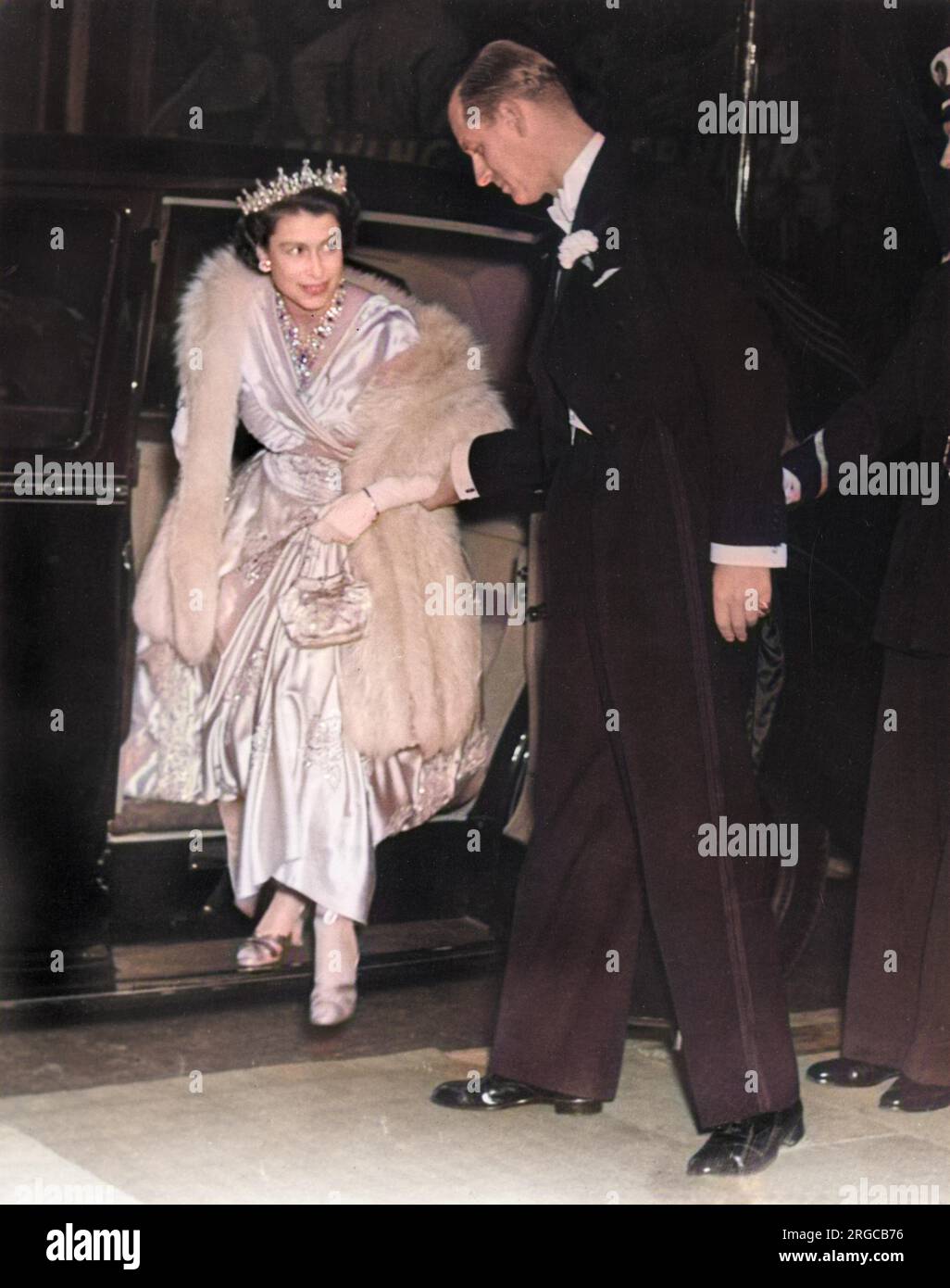 Prinzessin Elizabeth (Königin Elizabeth II) und ihr Ehemann, Prinz Philip, Herzog von Edinburgh, nahmen am 22. September 1951 an der Premiere des Herbert-Wilcox-Films „The Lady with a Lamp“ im Warner Theatre in London Teil. Die Premiere wurde vom Royal College of Nursing Educational Fund unterstützt und Krankenschwestern aus der ganzen Welt waren anwesend. Stockfoto