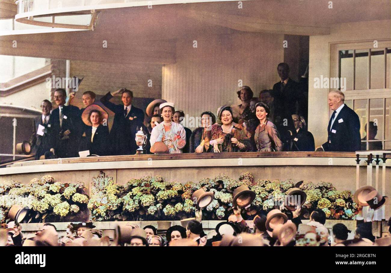 Eine aufregende Szene in der königlichen Kiste im Royal Ascot, als der colt der Königin, Chorjunge, am 17. Juni 1953, zwei Wochen nach der Krönung, den Royal Hunt Cup gewann. Zu den Personen, die auf dem Foto zu sehen sind, gehören die Herzogin von Kent (weißer Pillbox-Hut, Klatschen), Prinzessin Margaret, die Herzogin von Gloucester, die Königinmutter und Königin Elizabeth II Stockfoto