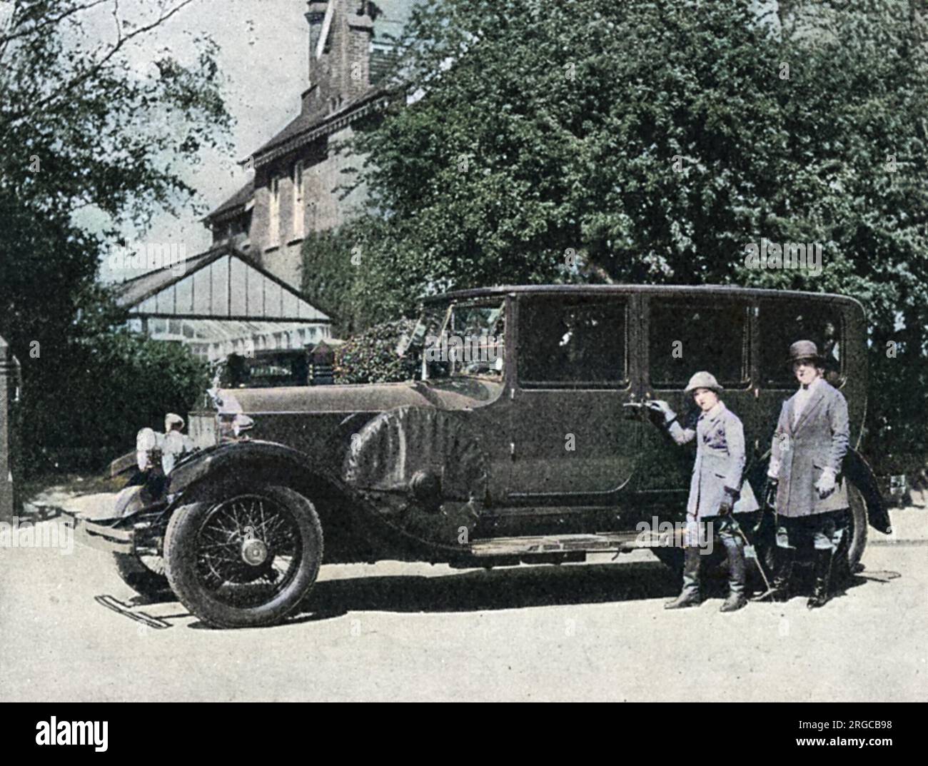 Frau Garner vom Drive, Snaresbrook, Essex (jetzt Teil von London E17) posierte mit ihrem Rolls Royce Phantom, montiert mit einer geschlossenen Drive-Limousine von Mulliner, Northampton. The Drive ist immer noch eine sehr angesehene Adresse, die von Leuten bevölkert wird, die sich sehr teure Autos leisten können! Stockfoto