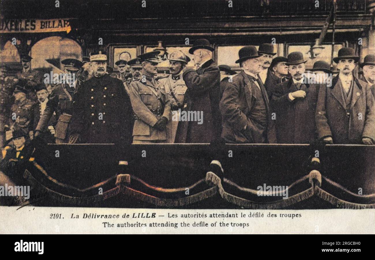 Die Behörden, die an der Zerstörung der Truppen teilnehmen - Parade in Lille, Frankreich - Oktober 1918. Das unverkennbare Kinn von „Liberator“ Field Marshal William Riddell Birdwood, 1. Baron Birdwood ist zu sehen (links vom Zentrum). Birdwood war ein britischer General aus dem Ersten Weltkrieg, der während der Gallipoli-Kampagne 1915 am besten als Befehlshaber des australischen und neuseeländischen Armeekorps (ANZAC) bekannt ist. Stockfoto