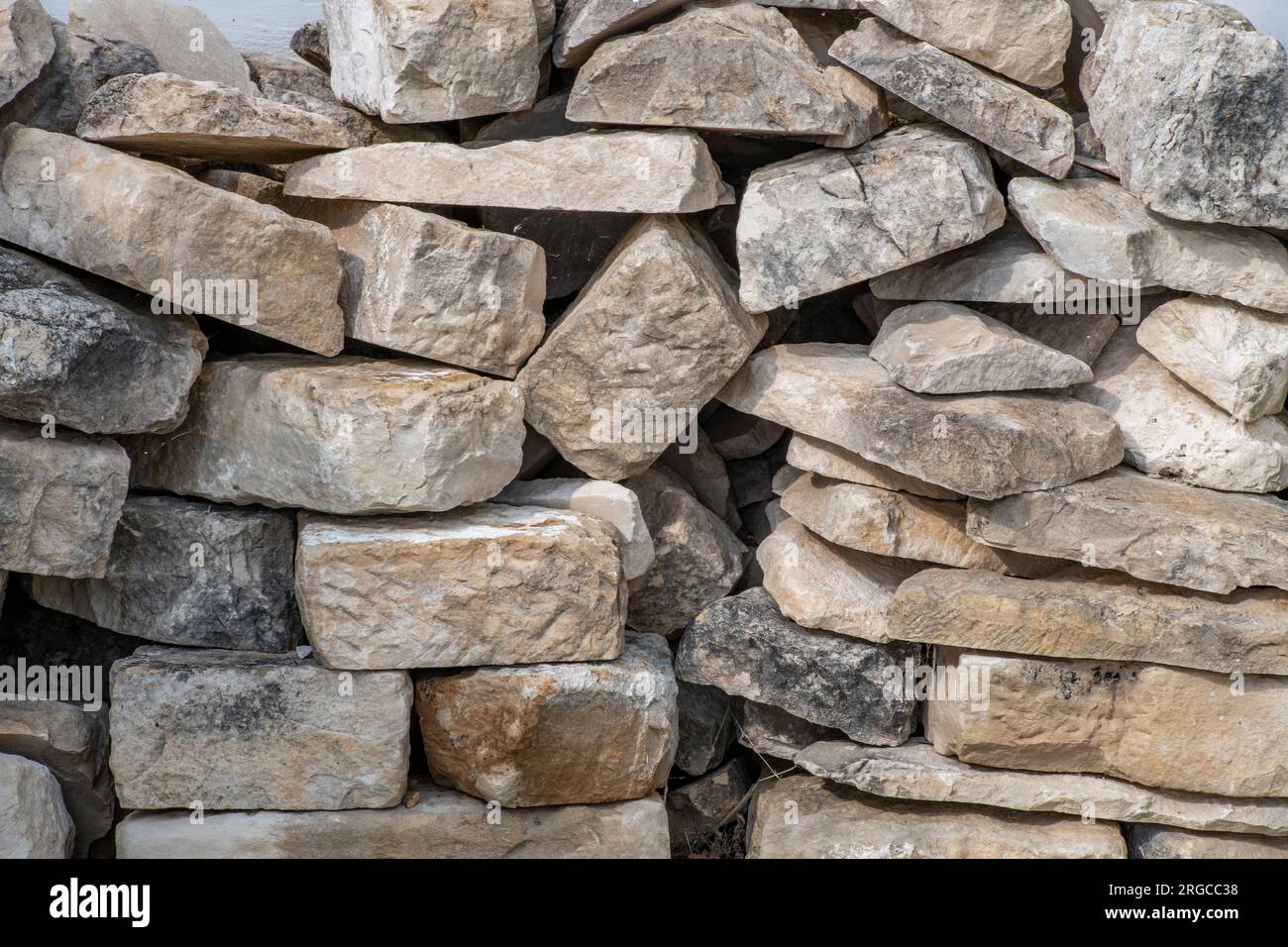Trockenmauern. Zufällig verlegte Steine in einer trockenen Wand. Stockfoto