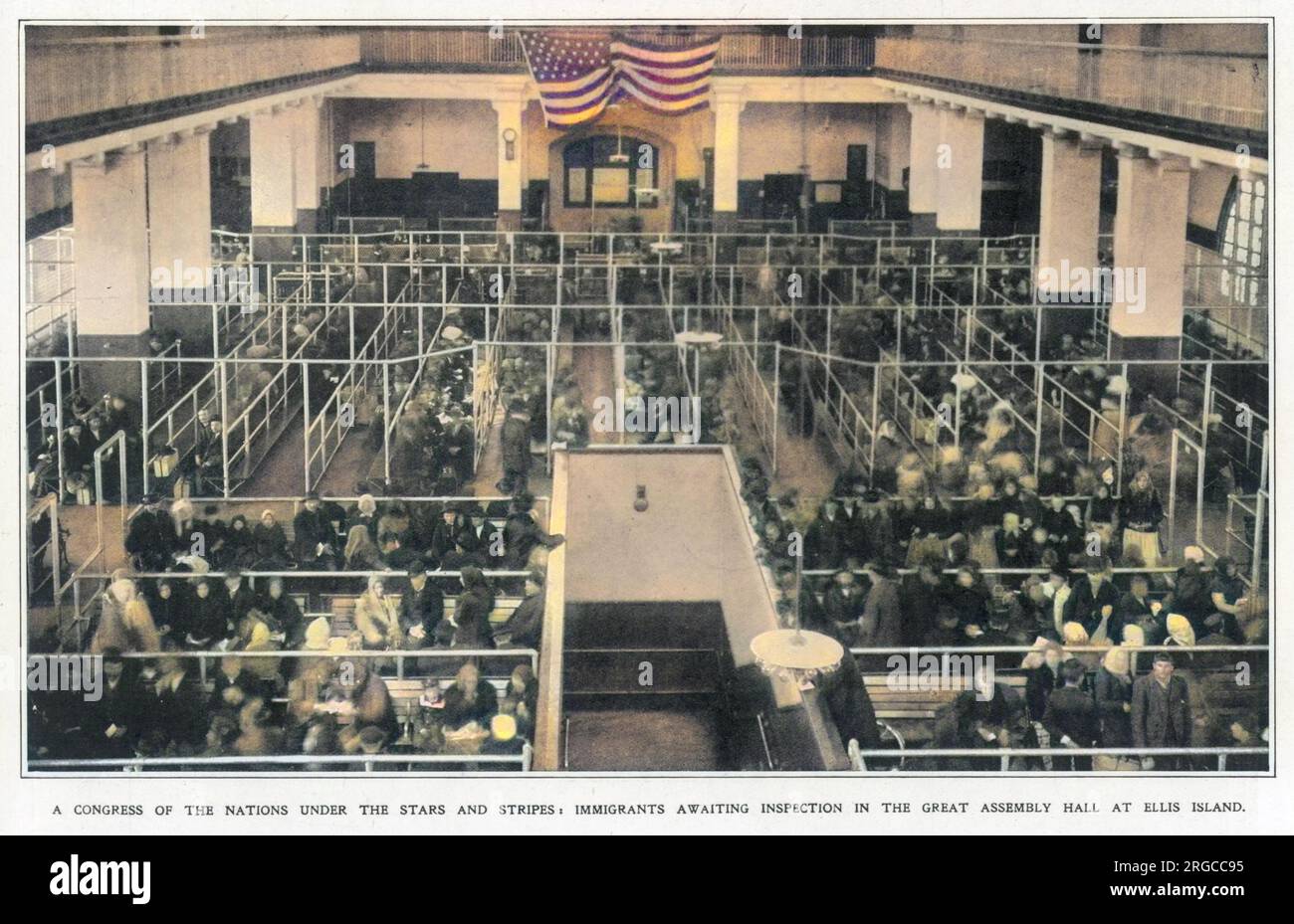 Einwanderer warten auf Inspektion in der Großen Versammlungshalle auf Ellis Island, New York Stockfoto