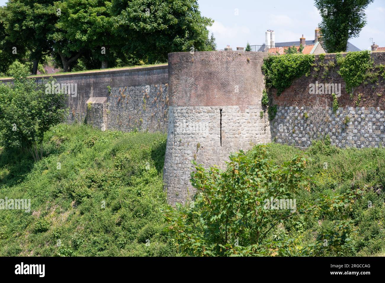 Mauern aus Ziegelstein und Stein rund um Motreuil-sur-Mer Stockfoto