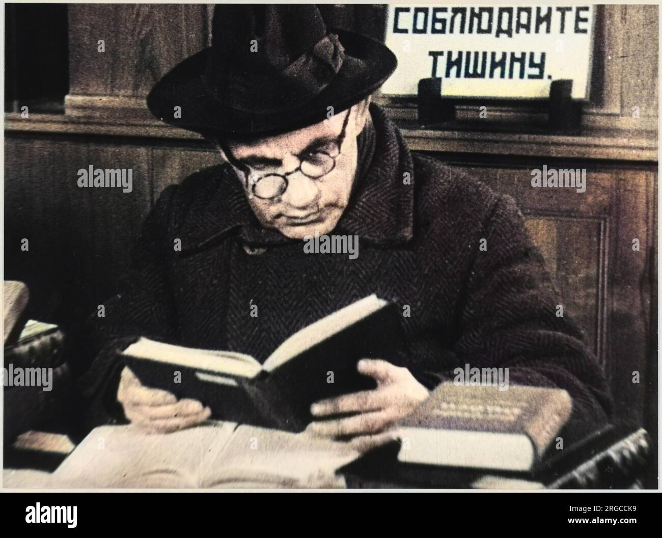 Lesung in der Bibliothek trotz ständigen Bombenangriffen während der Belagerung, Bomben landete etwa alle 3 Minuten. Das Schild liest "Bitte Ruhe" halten. Stockfoto