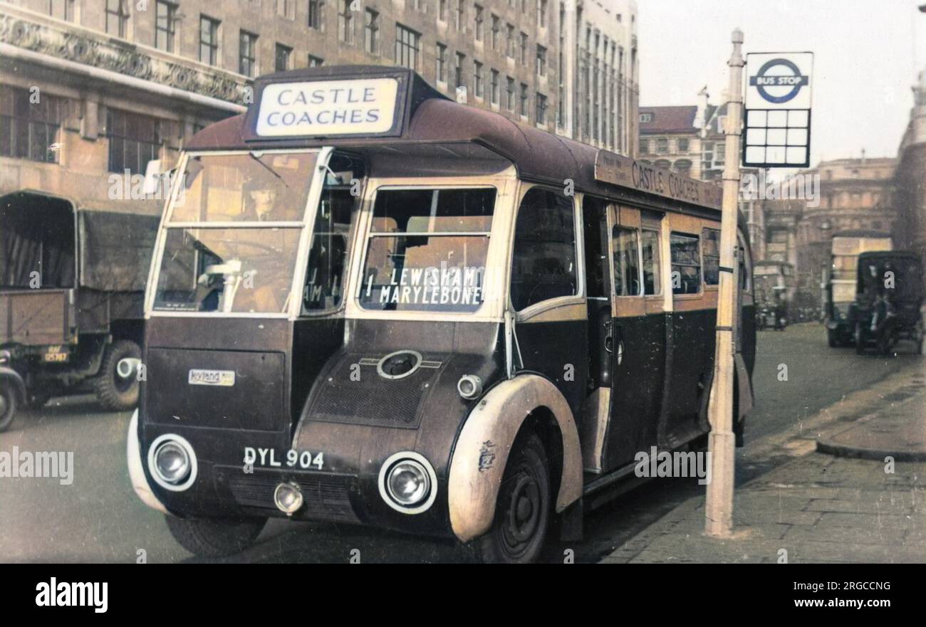 Castle Coaches Bus an einer Bushaltestelle zwischen Lewisham und Marylebone in London Stockfoto