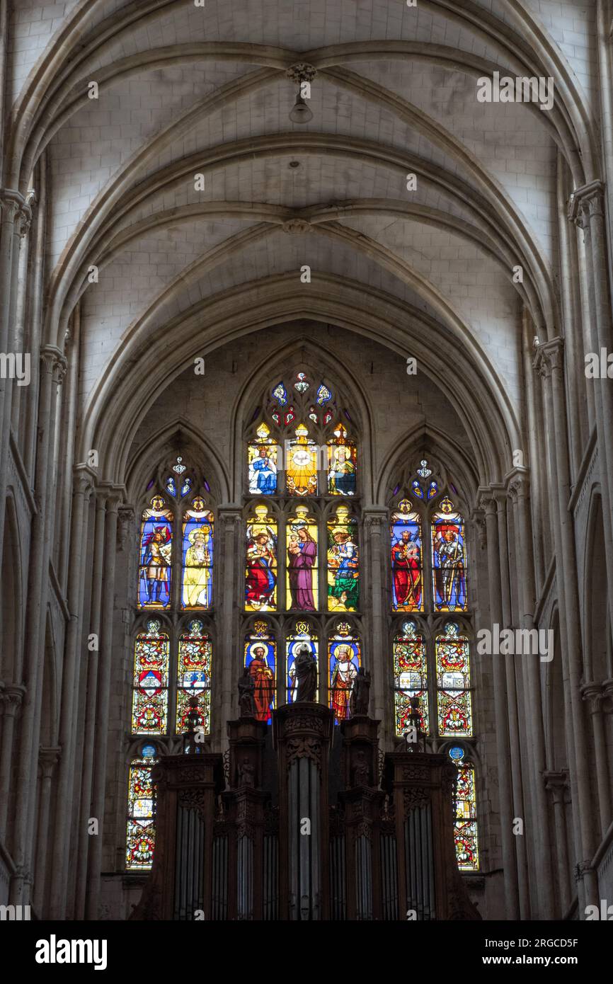 Die Orgel und das Westfenster Notre-Dame et Saint-Laurent, EU Stockfoto