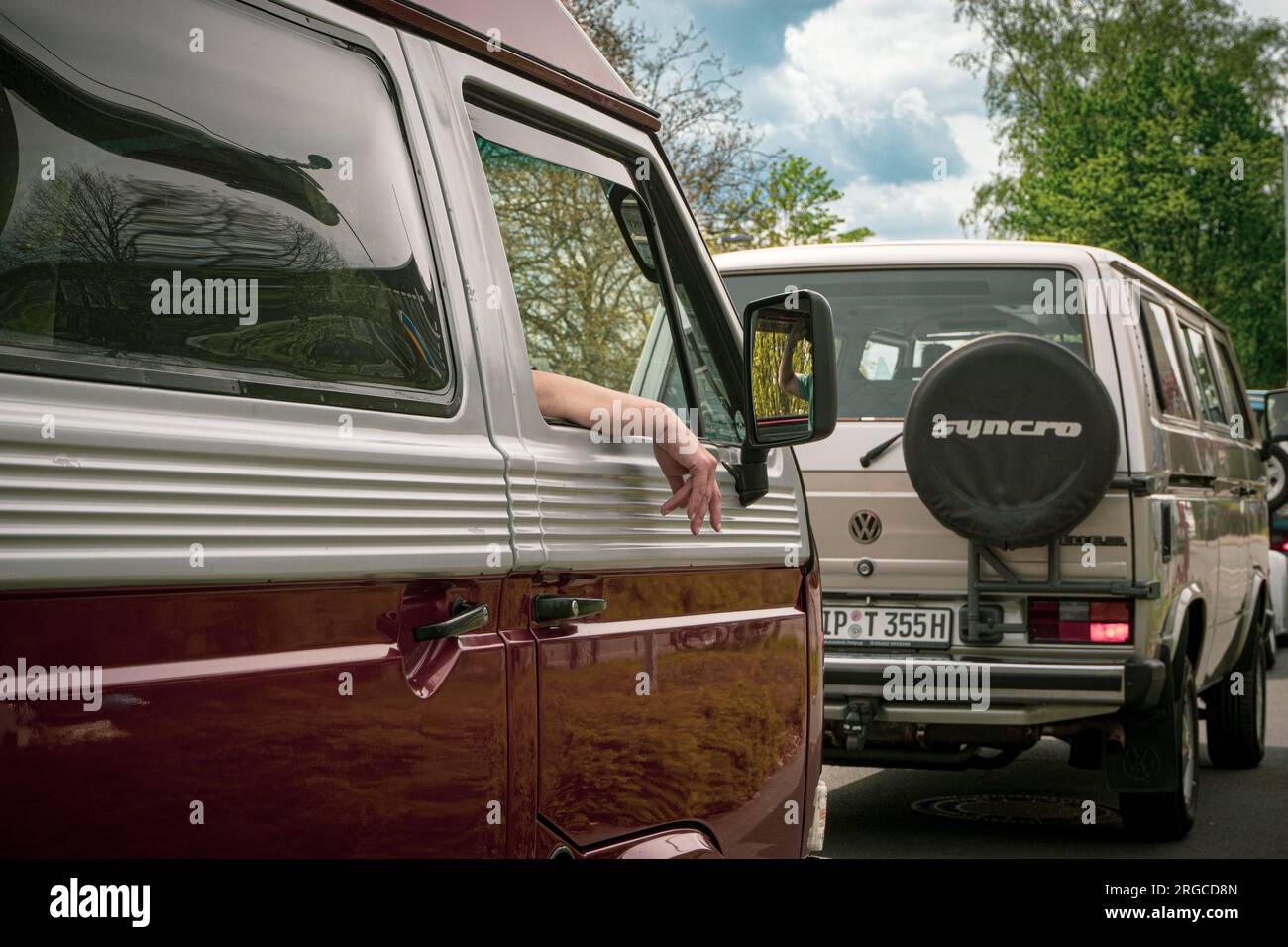 Entdecken Sie den Vintage-Charme deutscher Automobile auf der T3 Caravan Show 2023 in Hannover. 2 Transporter hintereinander, Fahrer hält die Hand aus dem Fenster Stockfoto