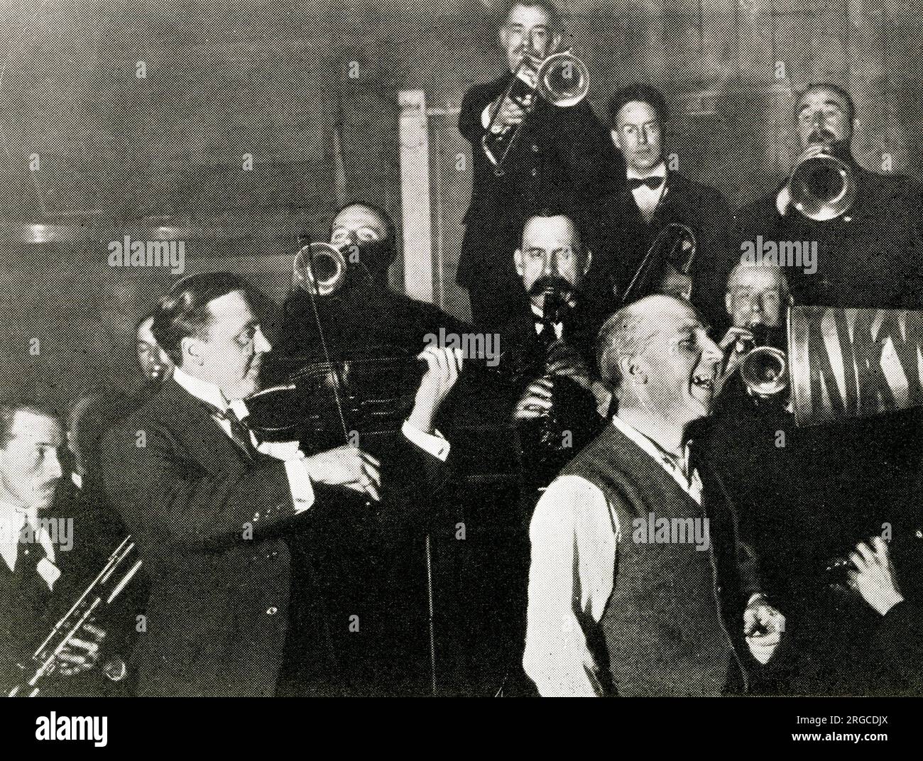 Sir Harry Lauder nimmt mit einem Orchester auf Stockfoto