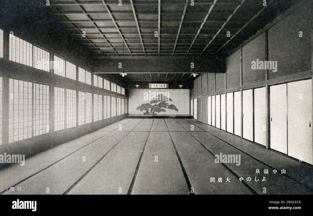 Ein großer öffentlicher Tagungs- oder Veranstaltungsraum in einem traditionellen japanischen Hotel. Stockfoto