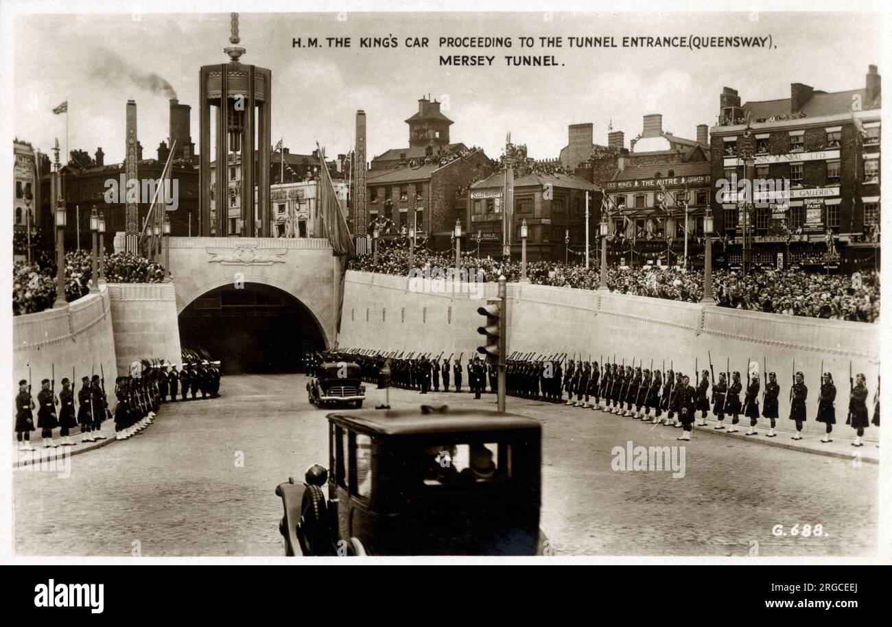 Liverpool, Merseyside - Eröffnung des Queensway (Birkenhead) Mersey Tunnel - Auto von H M King George V. fährt am 18. Juli 1934 zum Tunneleingang. Stockfoto