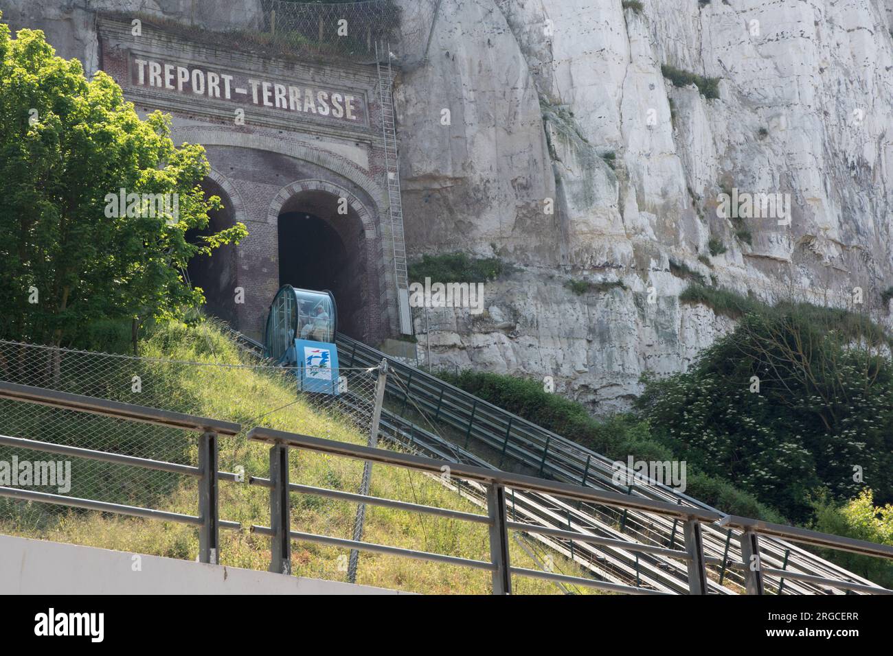 Le Tréport, eine Standseilbahn, die in einen der Tunnel zum oberen Bahnhof fährt Stockfoto