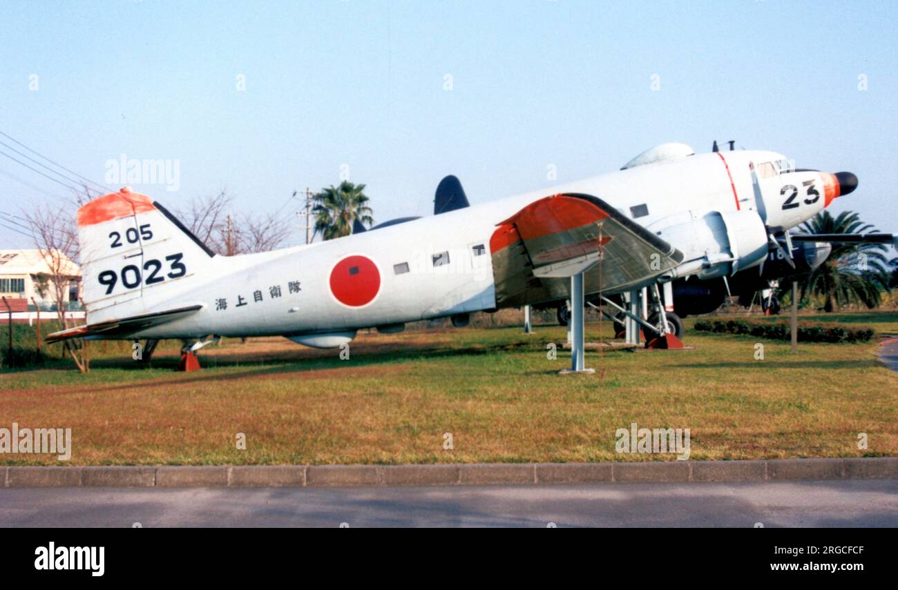 Douglas R4D-6Q Skytrain 9023 (msn 16347-33095 (TC-47B)), früher JMSDF 205 Hikotai, ausgestellt im Kanoya Naval Air Base Museum, Kagoshima, Japan. (JMSDF - Japan Maritime Self-Defence Force) Stockfoto