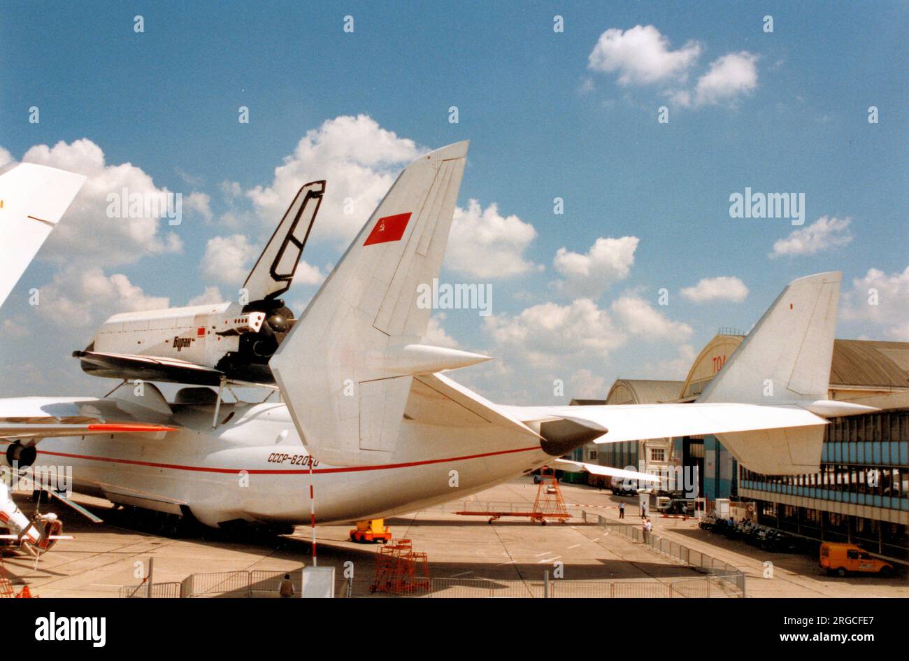 Antonov an-225 Mriya SSSR-82060 (msn 01-01), mit einem Buran Space Huttle, der ein Huckepack transportierte, auf der Paris Air Show 1989. Stockfoto