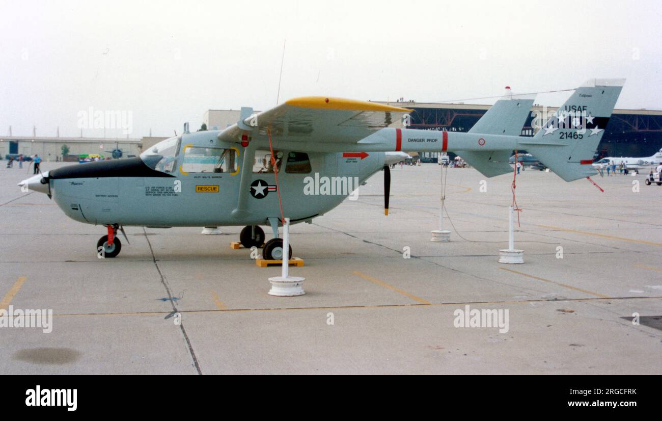 Cessna O-2B-CE Super Skymaster 67-21465 (MSN 337-0261), ausgeliehen an March Field Air Museum. Stockfoto