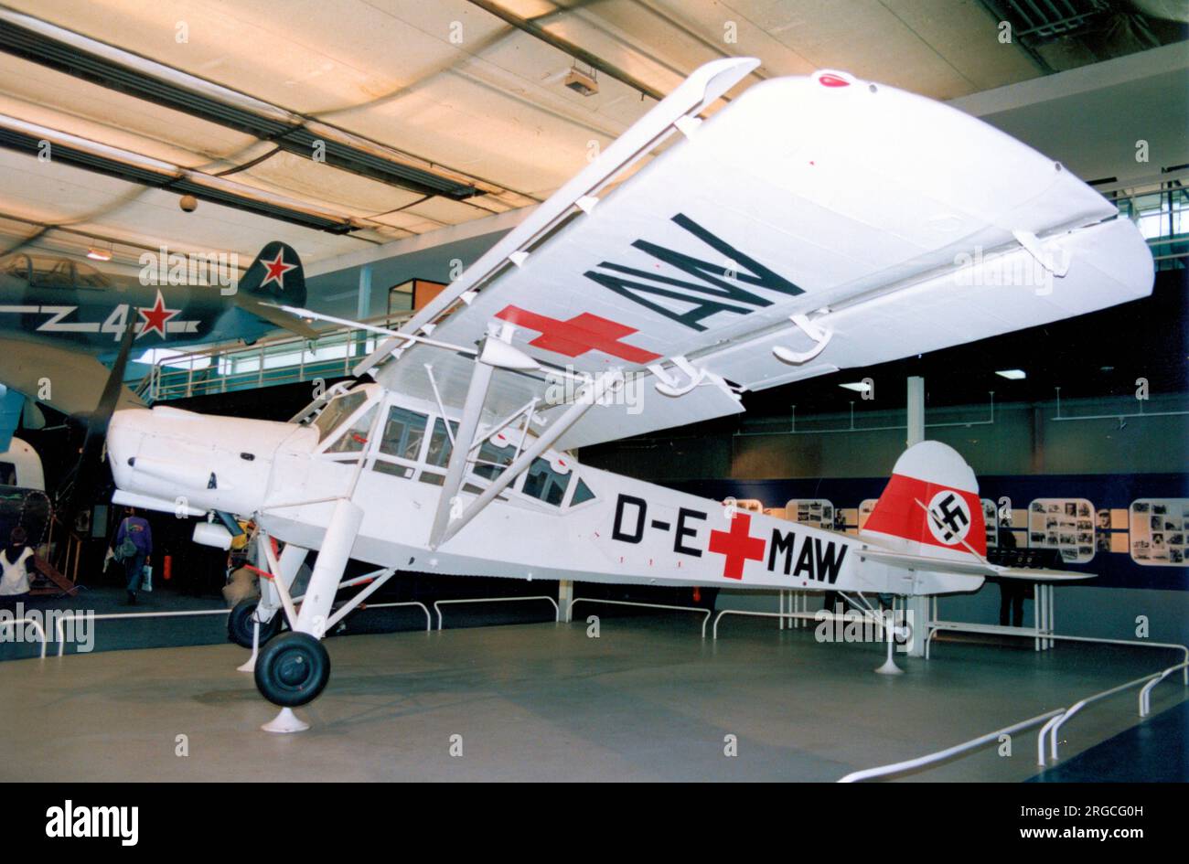 Morane-Saulnier MS.500 Criquet 'D-EMAW' (msn 1034), lackiert in den Farben eines Fieseler Fi156 D-0; eine Vorserienversion der Air Ambulance Version. Gesehen im Musee de l'Air et de l'espace, Le Bourget, nahe Paris. Stockfoto