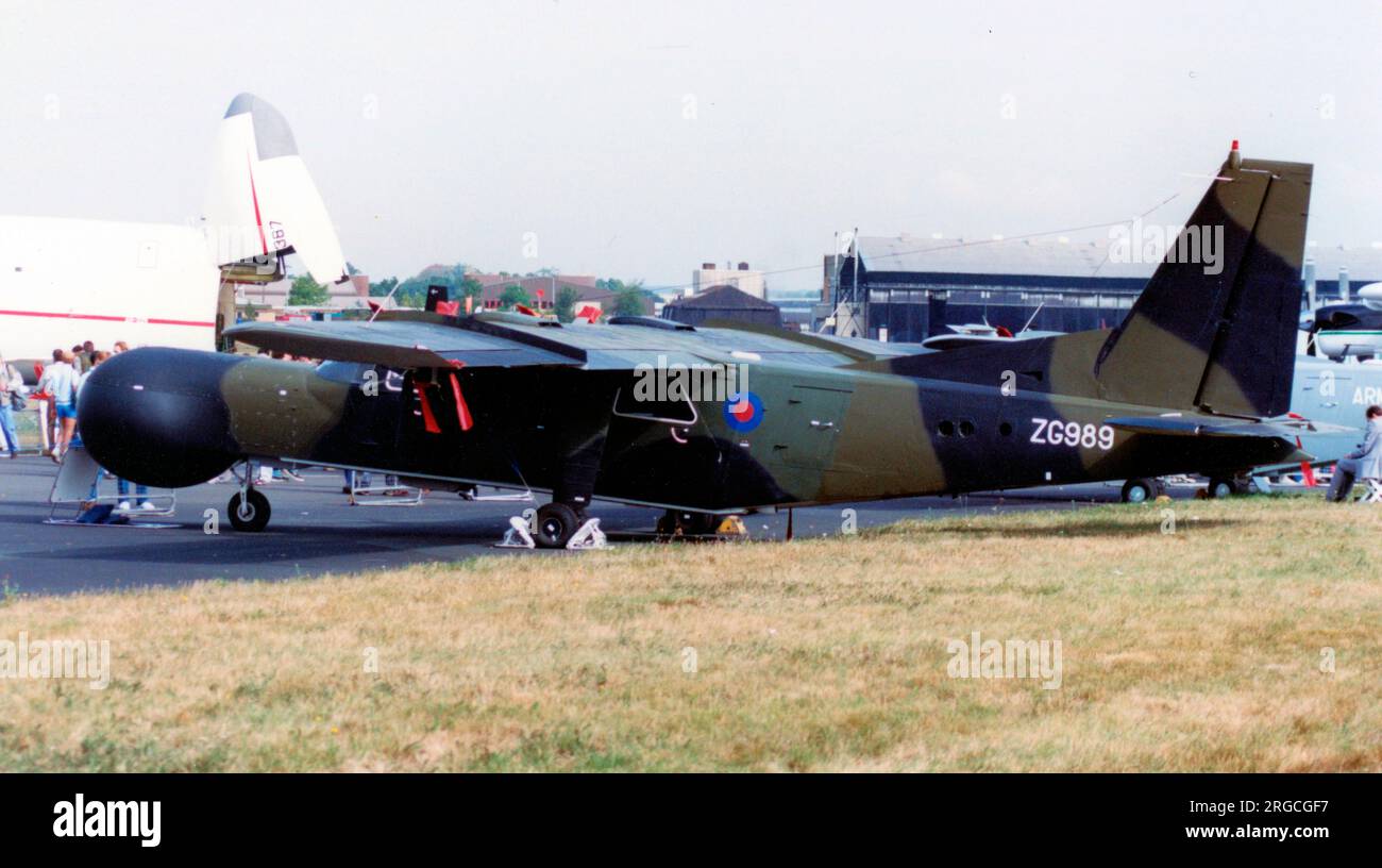 Verteidigungsministerium - Britten-Norman BN-2T Islander ASTOR ZG989 (msn 2140), auf der SBAC Farnborough Air Show im September 1990. Stockfoto