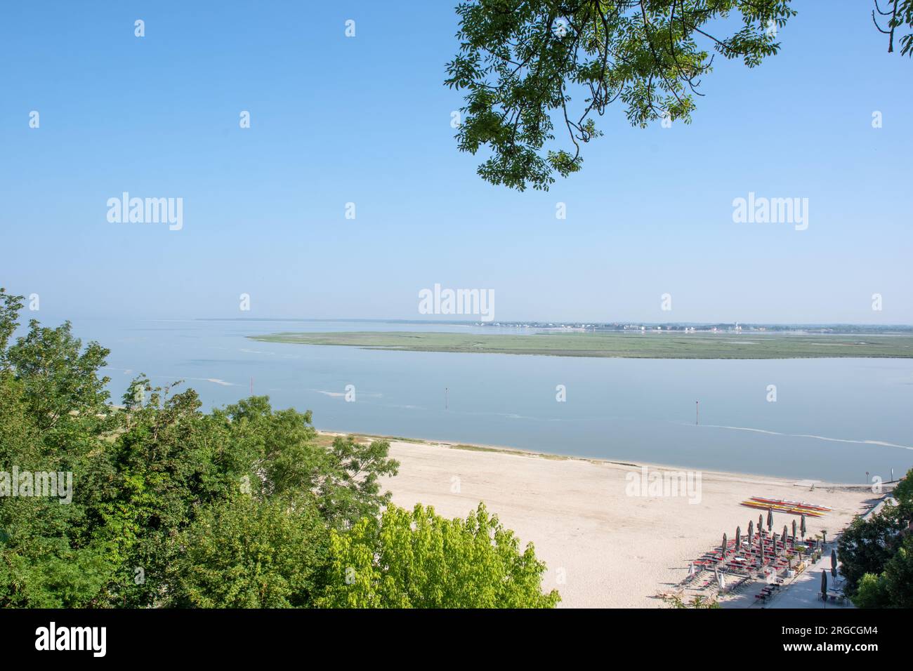 Baie de Somme, aus der Altstadt in St. Valery sur Somme, Le Crotoy in der Ferne Stockfoto