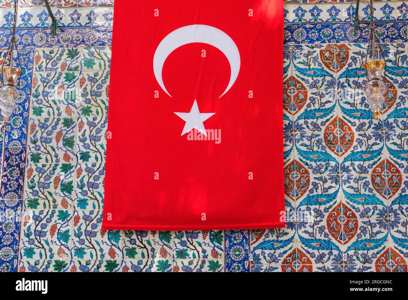 Istanbul, Türkei, Türkiye. Iznik-Fliesen und türkische Flagge in der Eyup Sultan Moschee, Stockfoto