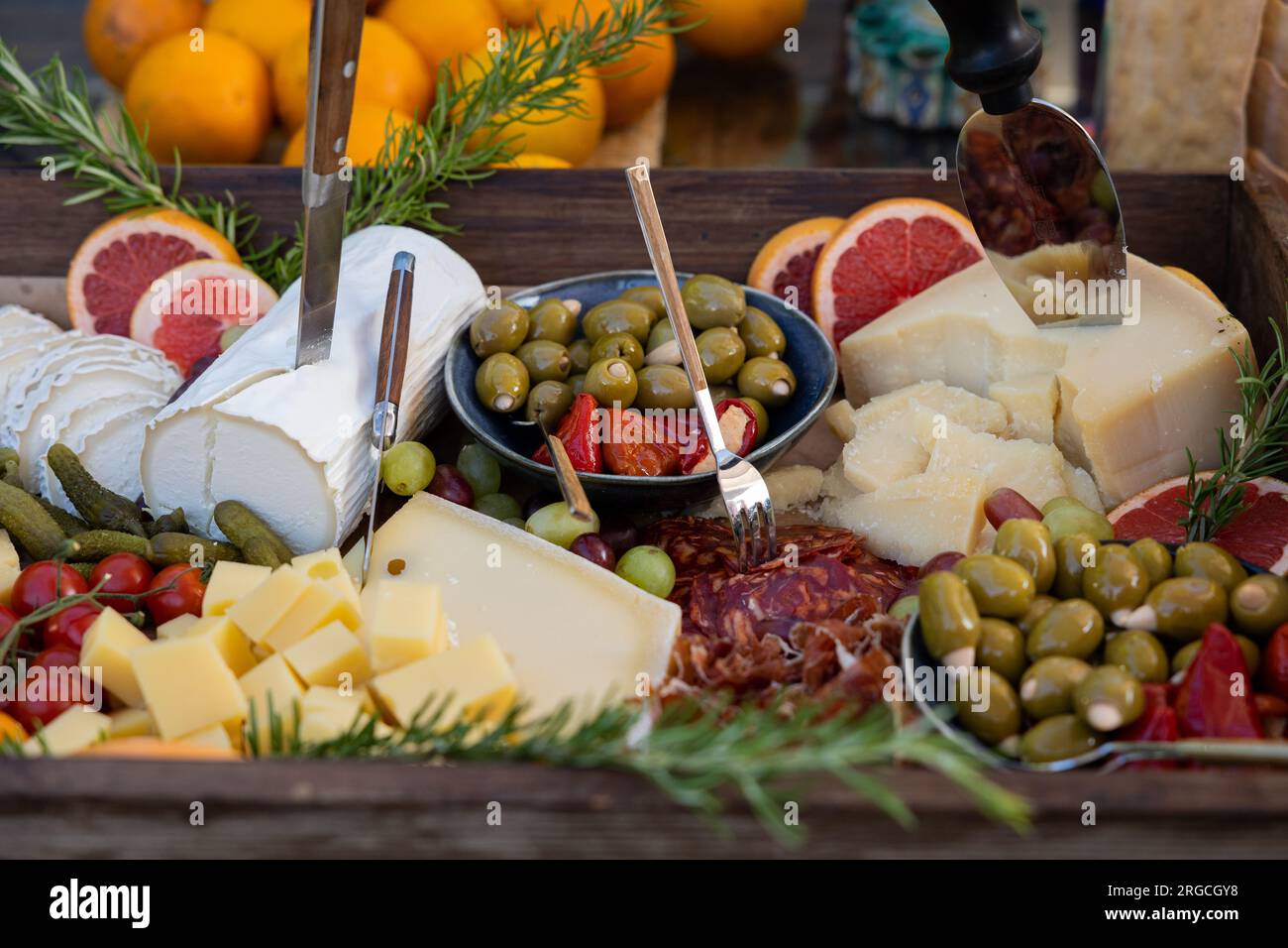 Cheese and Charcuterie Board von einem Catering-Service, der auf Veranstaltungen und Partys spezialisiert ist Stockfoto