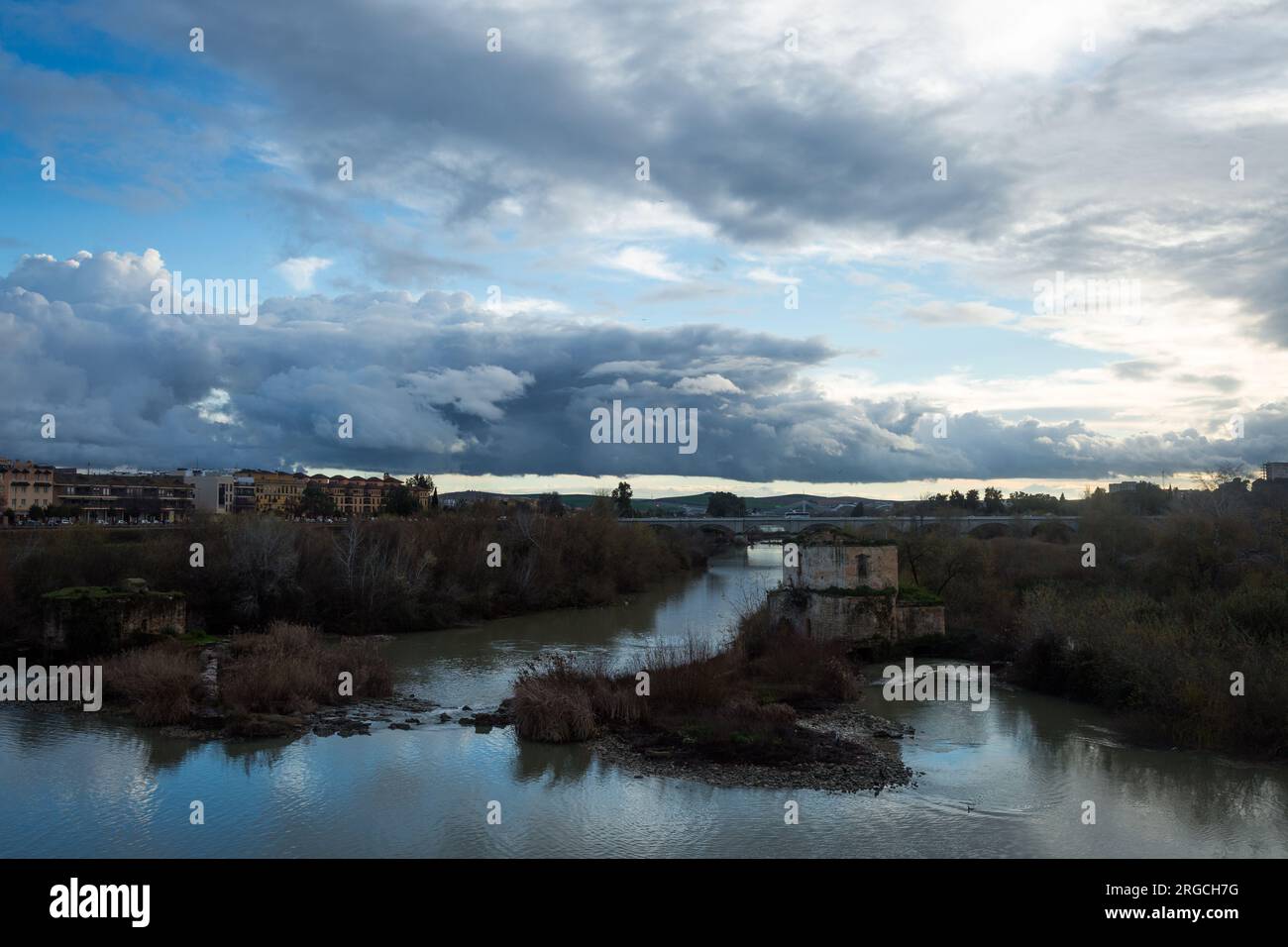 Landschaft von Cordoba mit dem Fluss Guadalquivir Stockfoto