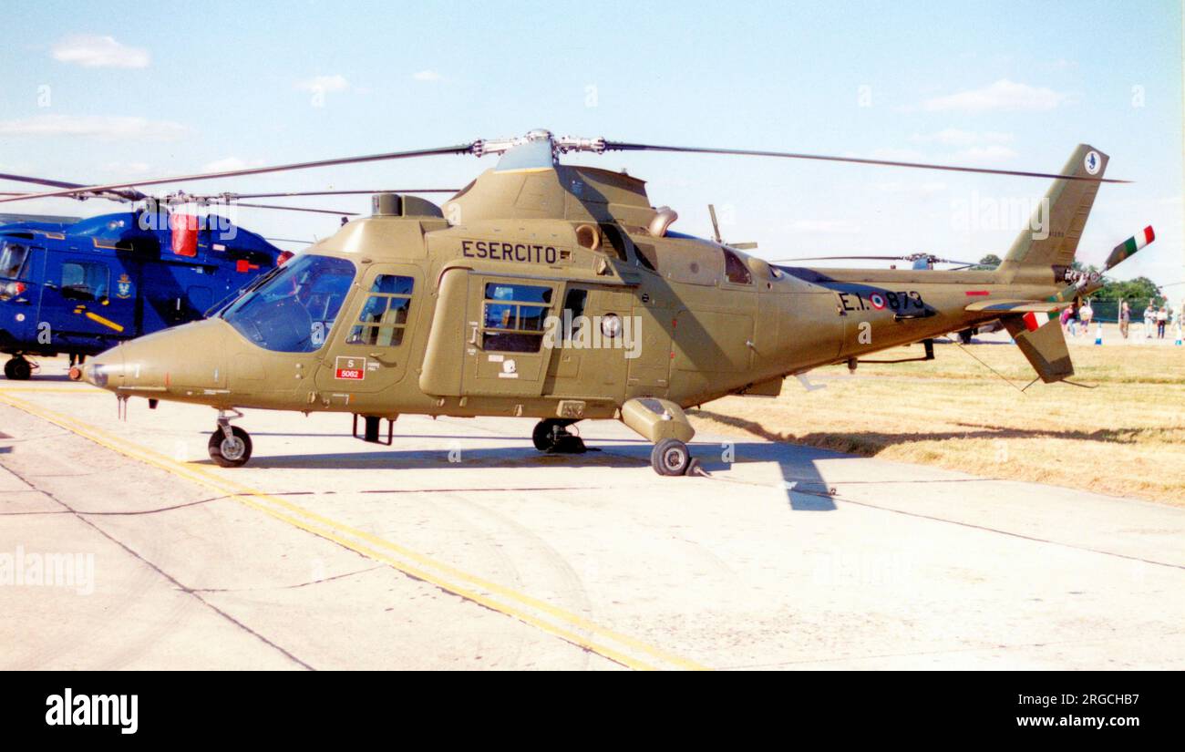 Aviazione dell'Esercito - Agusta A.109CM MM81250 - E.I.873 (msn 7403), of 49 Gruppo Squadroni AVES 'CAPRICORNO', at the Royal International Air Tattoo - RAF Fairford, 23. Juli 1995. (Aviazione dell'Esercito - AVES - Italian Army Aviation) Stockfoto