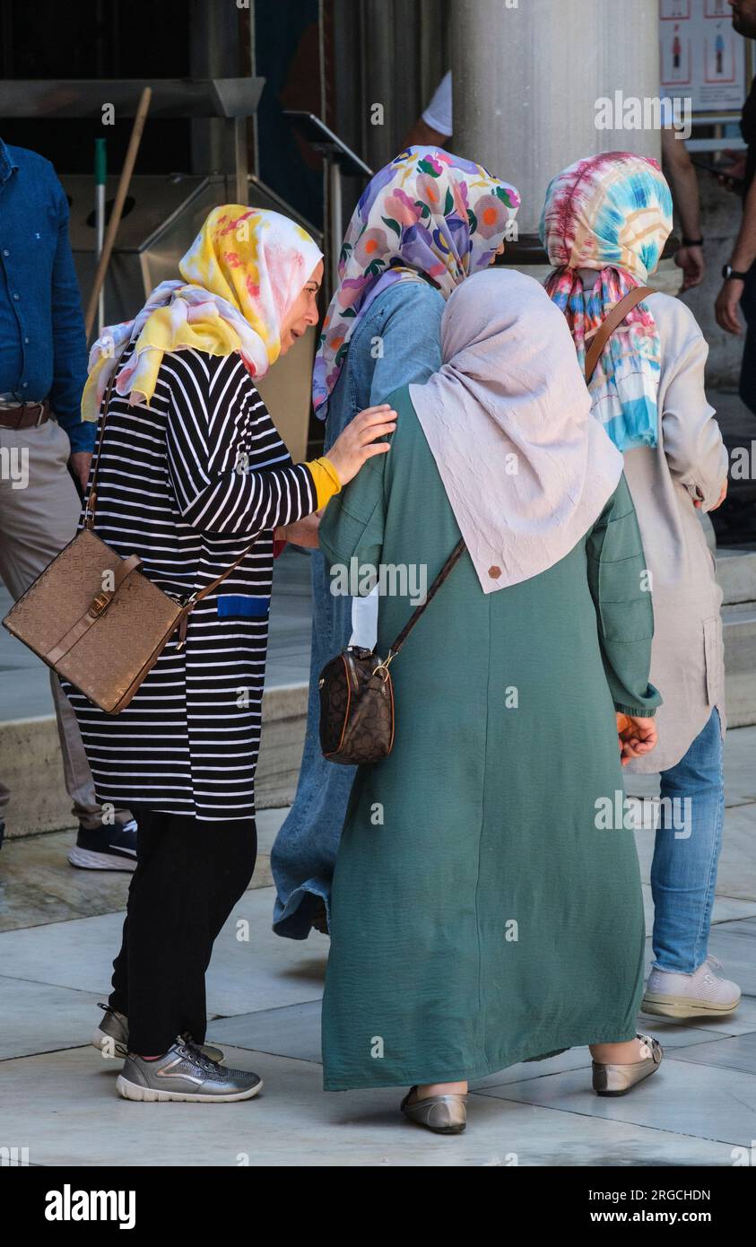 Istanbul, Türkei, Turkiye. Eyup Sultan Moschee, türkische Frauen in konservativer Kleidung und Hijab. Stockfoto
