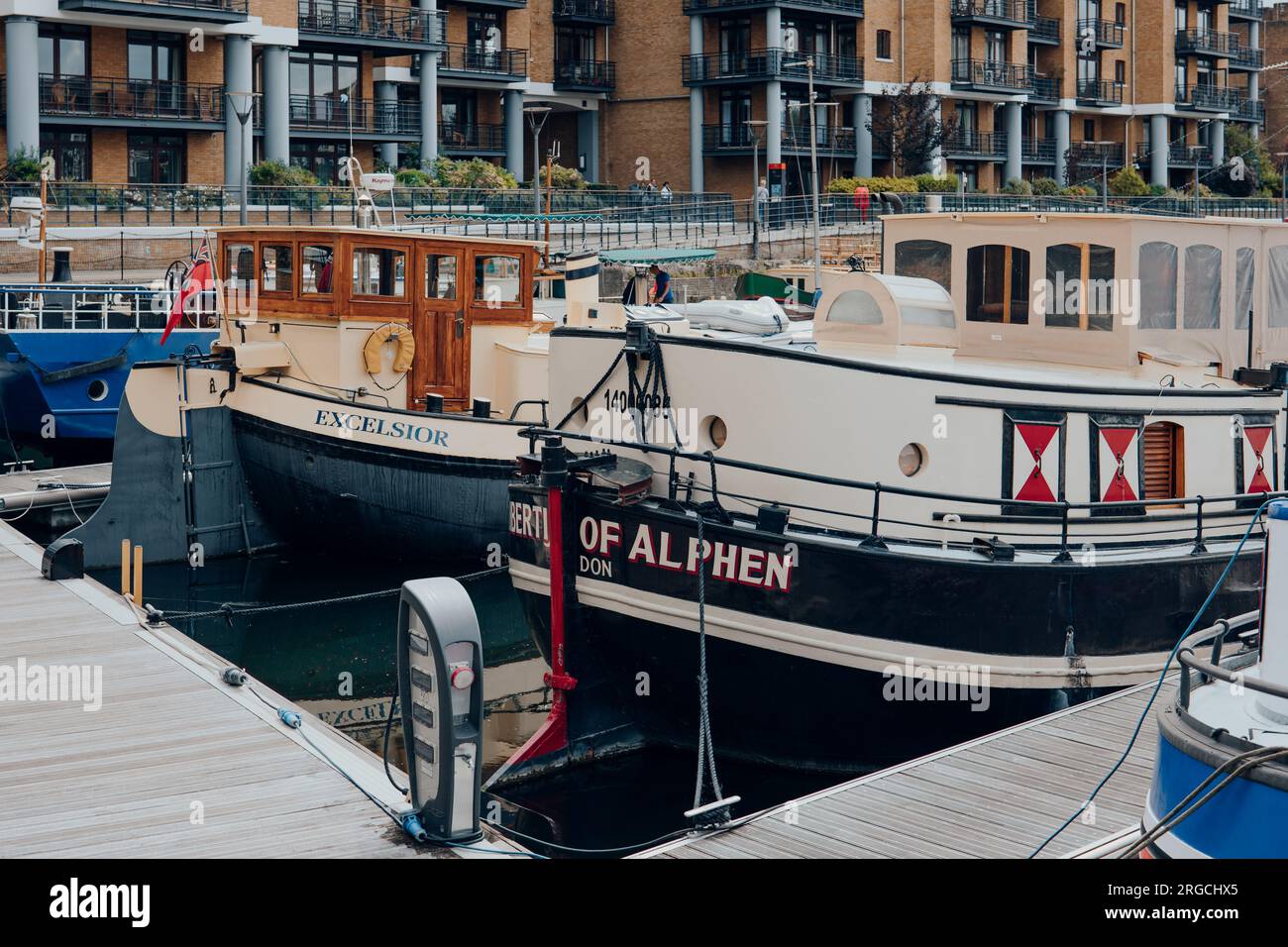 London, Großbritannien - 06. Juli 2023: Boote liegen in den St. Katharine Docks an, einem ehemaligen Dock und heute einem gemischten Stadtteil und Londons einzigem Yachthafen im Zentrum von London Stockfoto