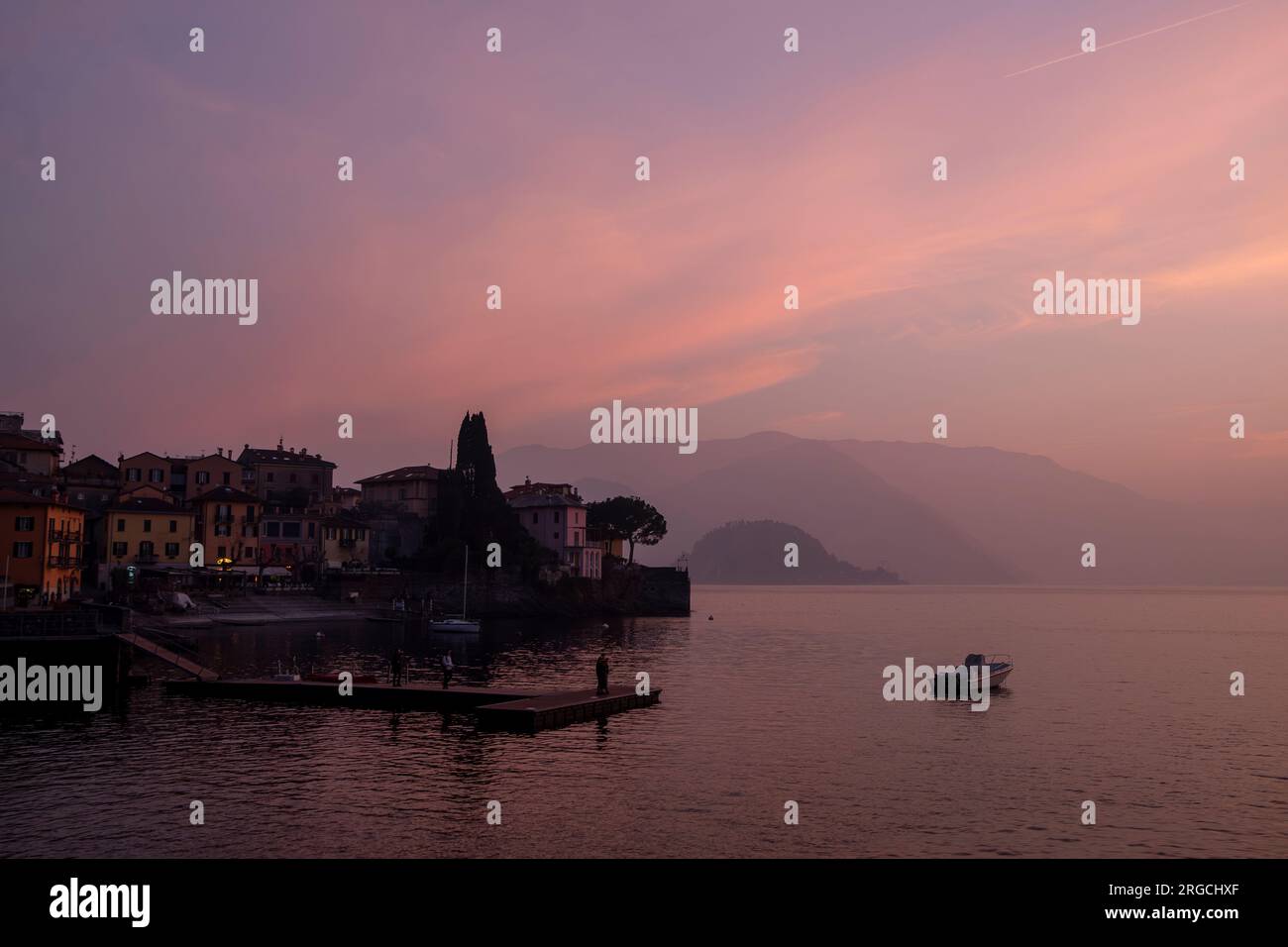 Blick auf den comer See bei Sonnenuntergang in Varenna. Ein typisches Dorf in Italien Stockfoto