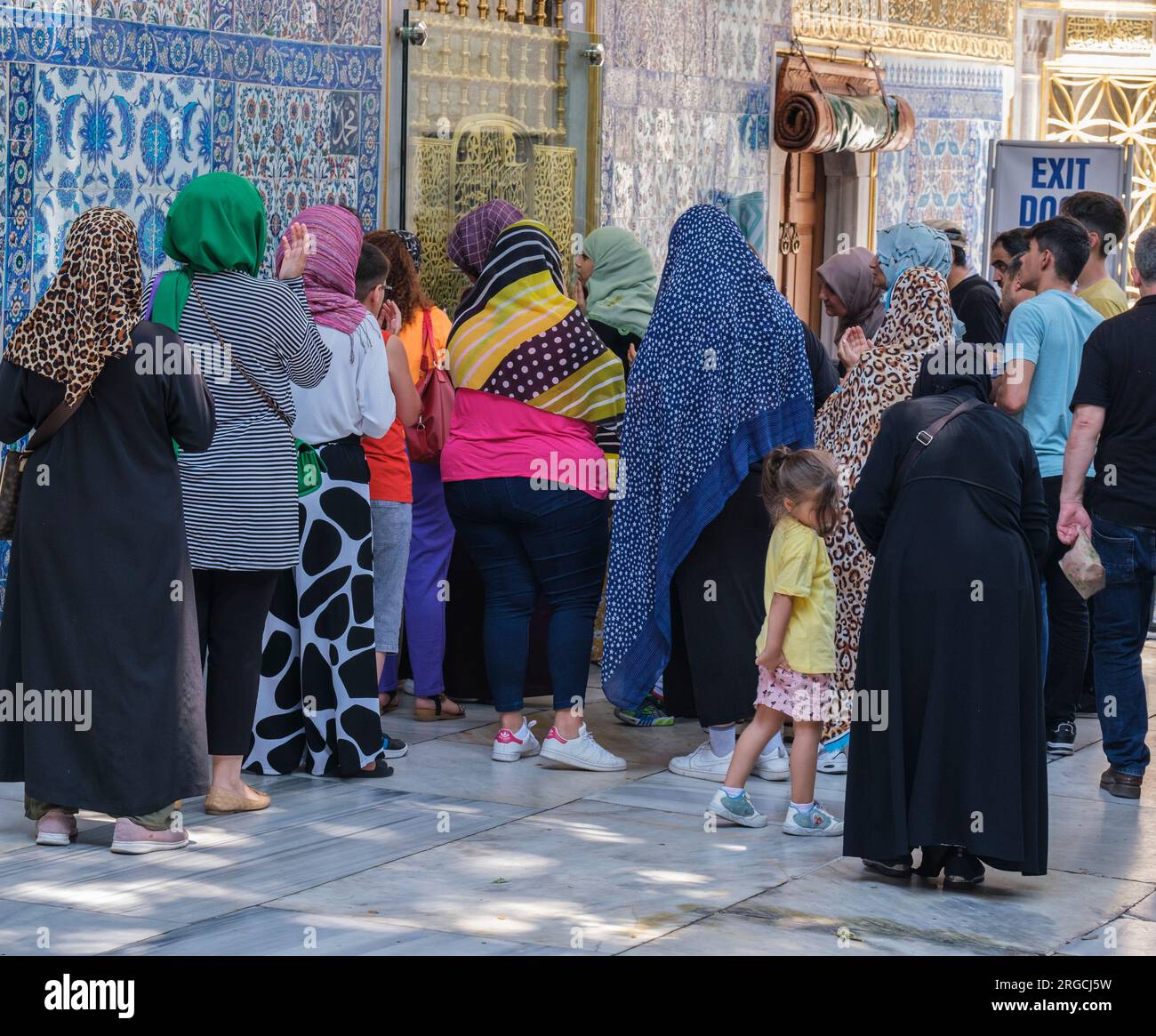 Istanbul, Türkei, Turkiye. Eyup Sultan Moschee, Frauen, die sich anstellten, um im Mausoleum von Abu Ayyub al-Ansari zu beten, einem Begleiter des Propheten Muhammad. Stockfoto