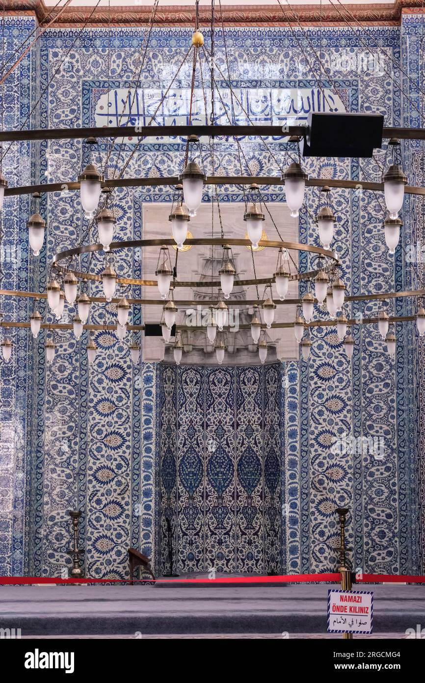 Istanbul, Türkei, Turkiye. Kronleuchter und Iznik-Fliesen schmücken den Mihrab der Rustem Pascha Moschee. Stockfoto