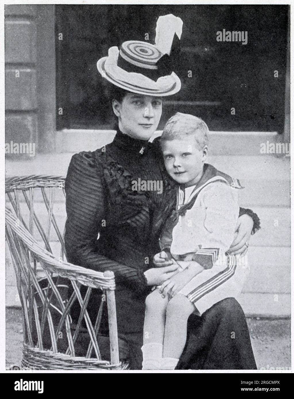 Königin Alexandra mit Prinz Edward von Wales, dem zukünftigen König Edward VIII., dann Herzog von Windsor, auf ihrem Schoß. Stockfoto