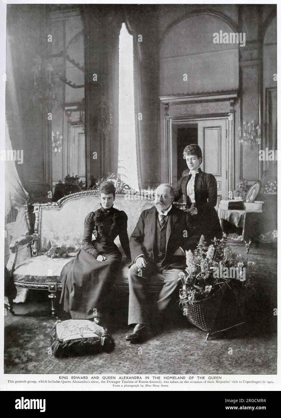 König Edward VII und Königin Alexandra (damals Prinz und Prinzessin von Wales) in Begleitung von Alexandras Schwester, Dagmar, der Kaiserin der Dowager von Russland, während eines Besuchs in Kopenhagen im Jahr 1900. Stockfoto
