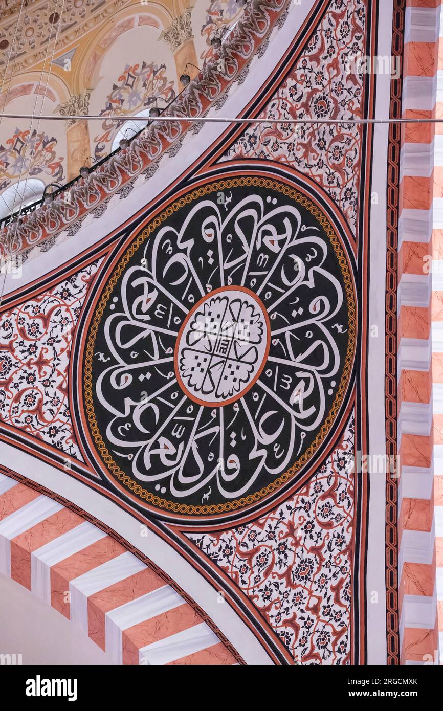 Istanbul, Türkei, Turkiye. Dekorationen in Kalligraphie- und Blumenmotiven an den Wänden der Moschee von Suleyman, der herrlichen Suleymaniye-Moschee. Stockfoto