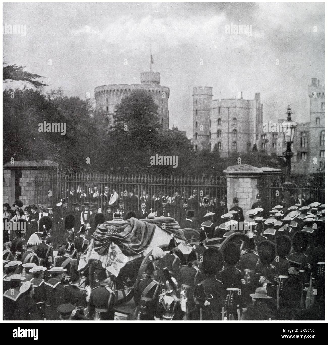 Begräbnis von König Edward VII, 20. Mai 1910 - der Leichenwagen wird in das Schlossgelände von Windsor gezogen. Stockfoto