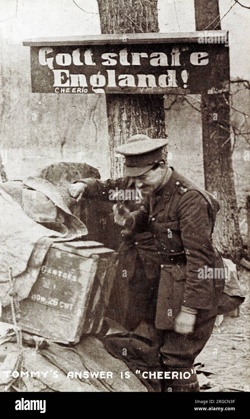 Britischer Soldat im ehemaligen deutschen Bereich der Westfront, WW1 - auf dem deutschen Schild steht "Gott bestraft England", auf das Tommys Antwort "Cheerio" lautet Stockfoto