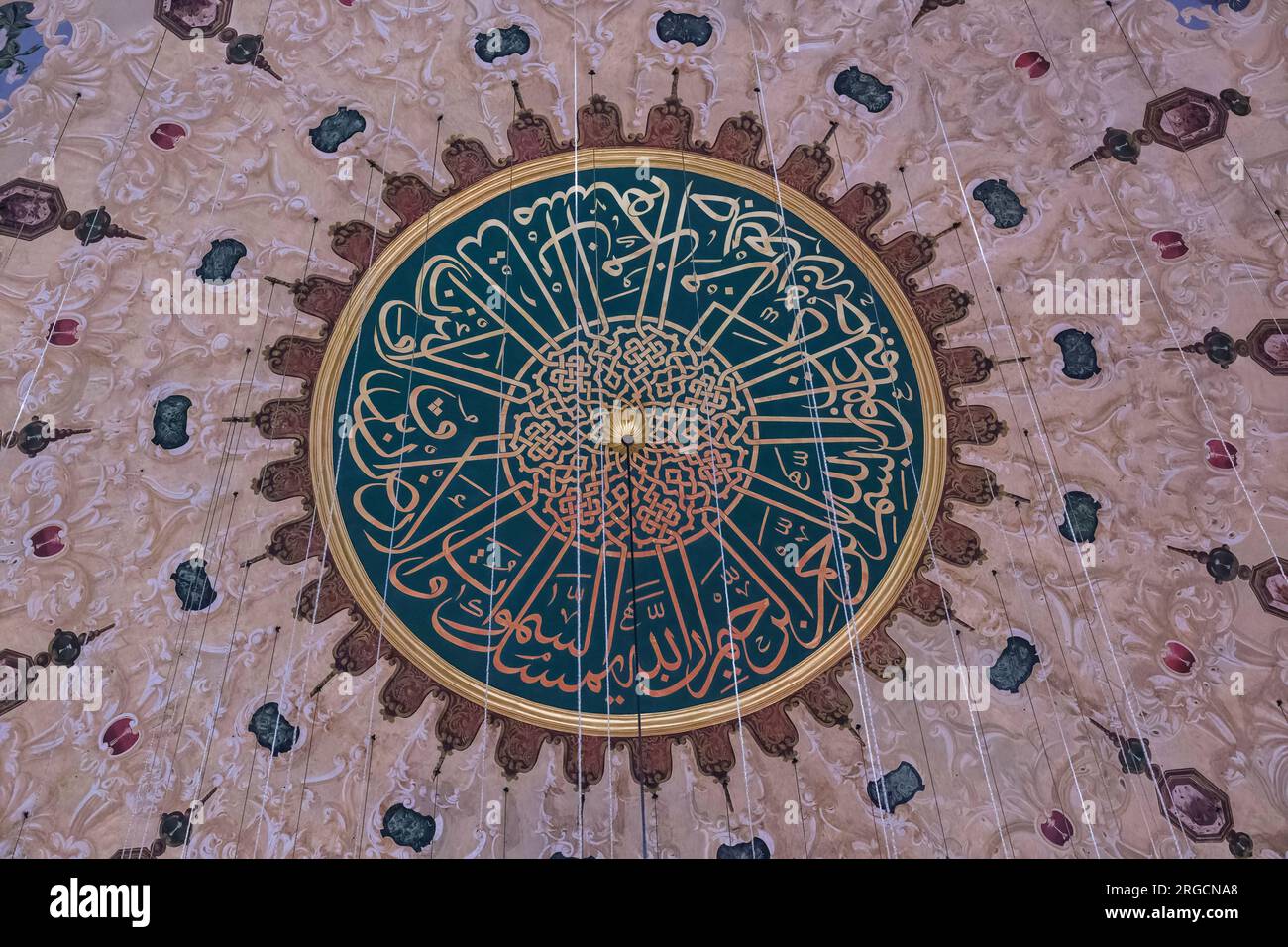 Istanbul, Türkei, Turkiye. Dekoration mit arabischer Kalligraphie rund um den zentralen Dom der Suleyman-Moschee, der herrlichen Suleymaniye-Moschee. Stockfoto