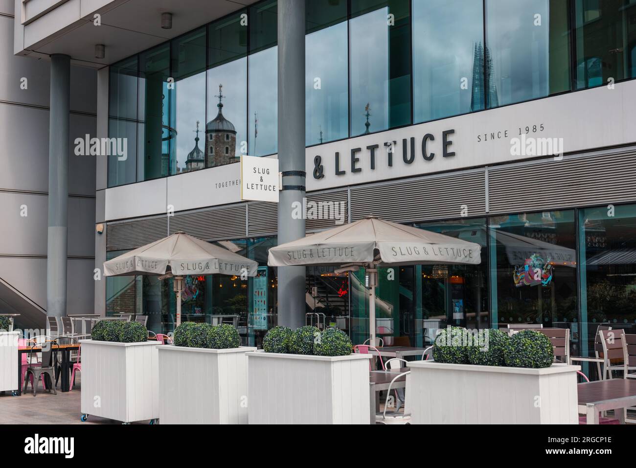 London, Großbritannien - 06. Juli 2023: Bar und Restaurant Slug and Saltuce in St. Katharine Docks, einem ehemaligen Dock und heute ein gemischter Bezirk und Londons einziges Stockfoto