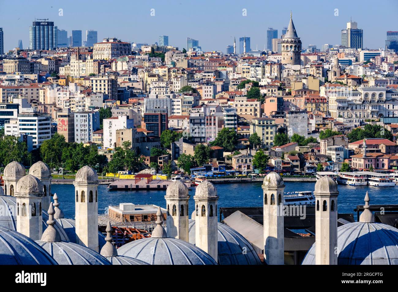 Istanbul, Türkei, Turkiye. Blick auf Karakoy und den Galataturm von der Moschee von Suleyman, der herrlichen Suleymaniye-Moschee. Stockfoto