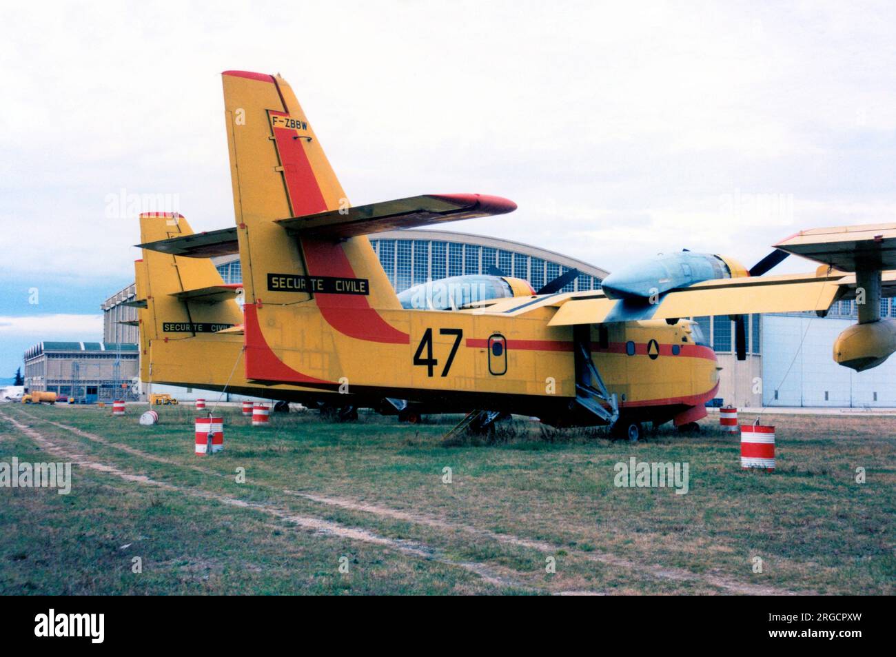 Canadair CL-215 F-ZBBW / 47, geparkt mit anderen zurückgezogenen CL-215s von Secutite Civile, auf Entsorgung am Flughafen Marseille - Provence. Stockfoto